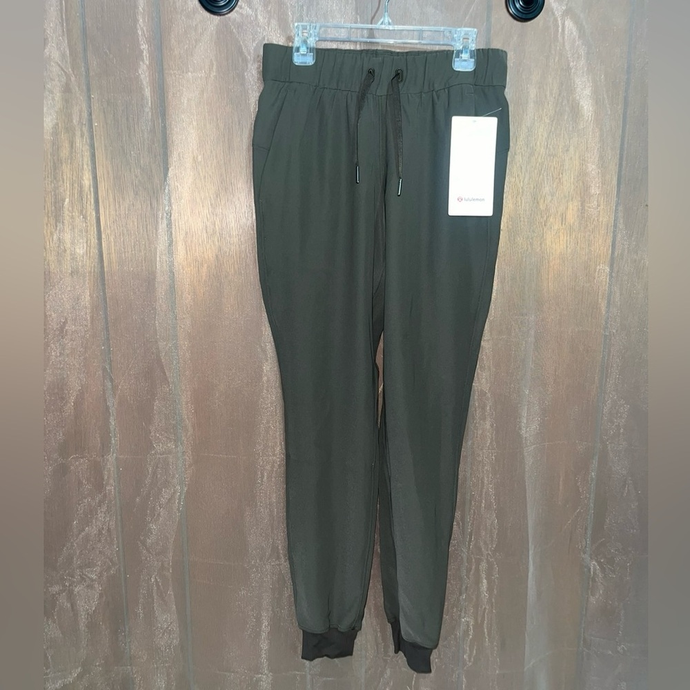 NWT Lululemon On The Fly Joggers Size 2
